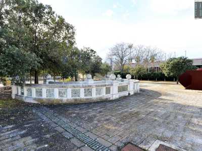 Alle spalle della curva sud � infine posizionata la balaustra in pietra e marmo bianco che introduceva all�antico albergo diurno un tempo presente in corso Vittorio Emanuele